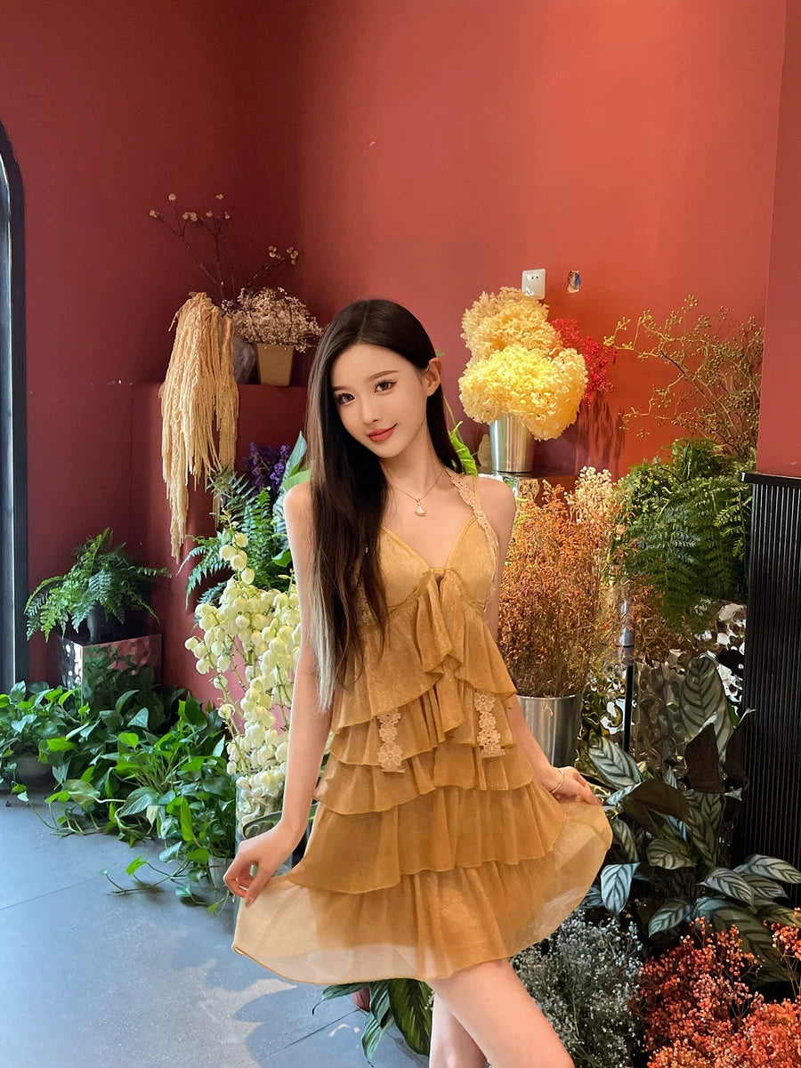 Fashion women's wear Pleated Lace Sexy V-neck Beach Dress with Suspenders Vacation Style Beautiful Seaside Dress Atmosphere Cake Skirt