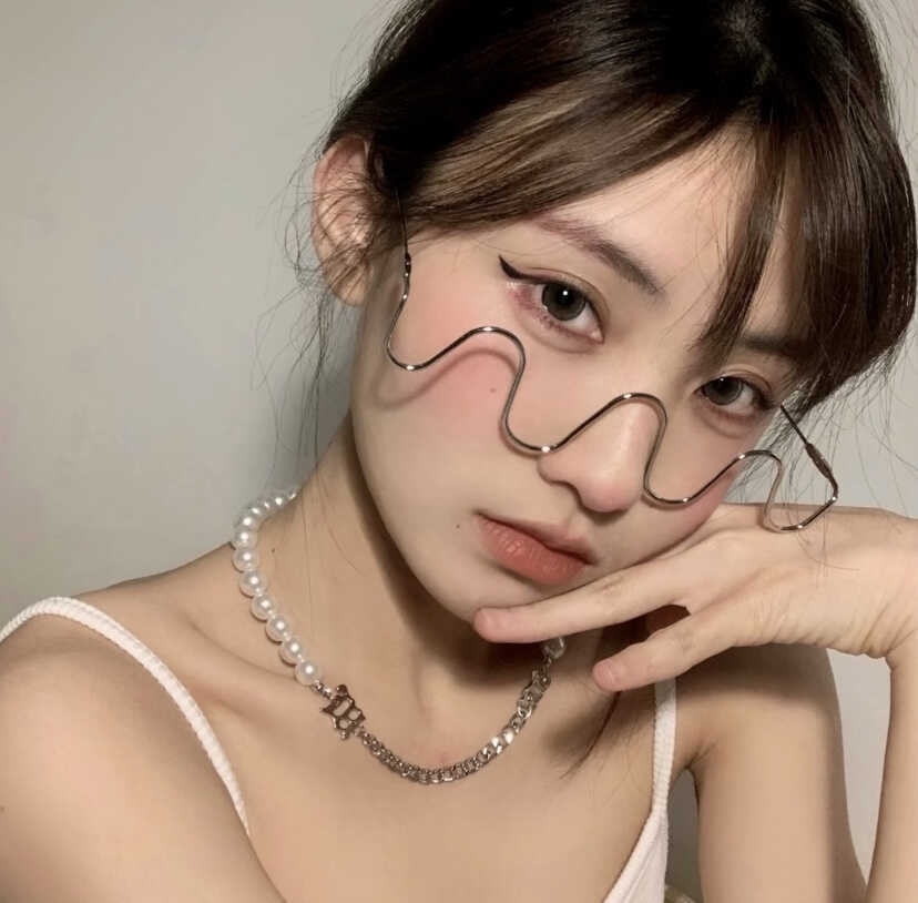 Women's fashion glasses 2024 新款跨境镶钻女士装饰眼镜欧美金属半框街拍S形个性眼镜架