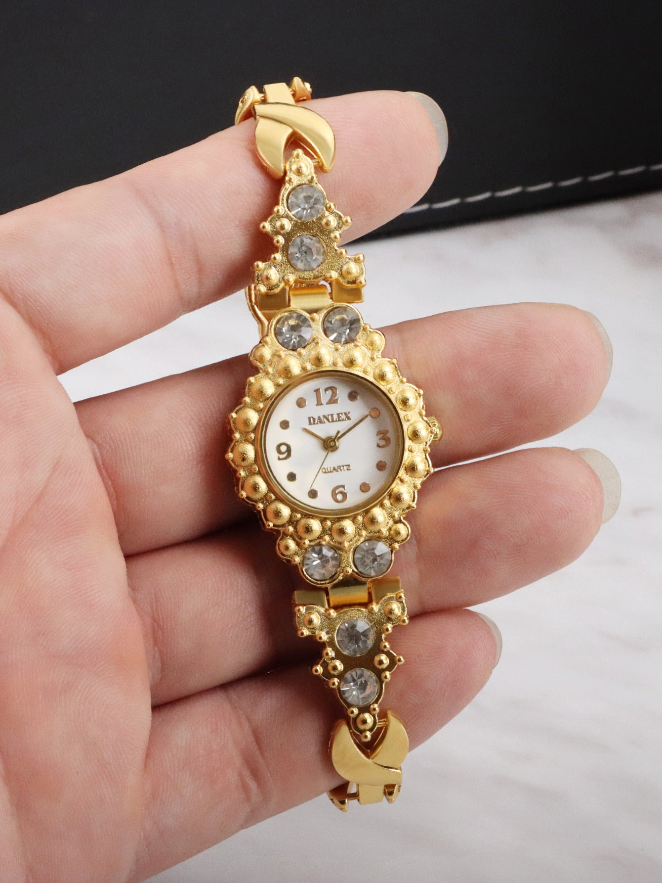 Fashion women's watchHot Selling Fashion Bracelet Women's Watch Cross-Border Diamond-Embedded Fashion Trend Quartz Watch Foreign Trade One Wholesale 2774