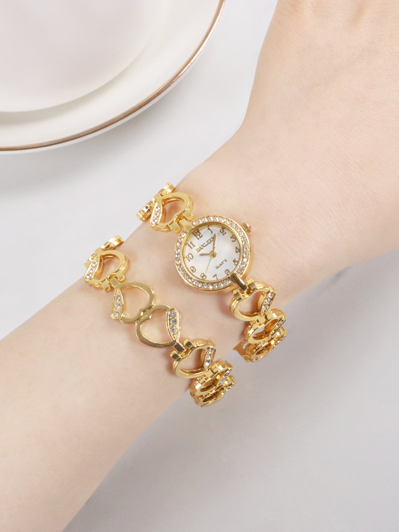 Fashion women's watch Cross-Border Hot Fashion Diamond Women's Watch All-Match Rhinestone Fashion Quartz Bracelet Watch Foreign Trade Wholesale 2330
