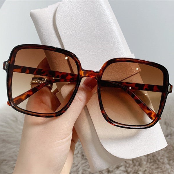 New 2022 meter nail square sunglasses with gradient color sunglasses, women's trendy UV resistant retro sunglasses