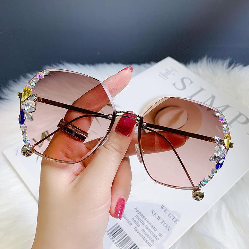 Women's fashion glasses 2022新款跨境镶钻切边女士太阳镜ins风无框女式墨镜厂家现货