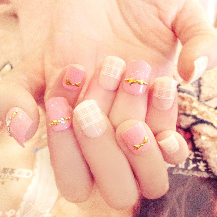 Fashion  nail Finished Manicure 24 Pieces Boxed Fake Nails Pearl Small Flower Bride Nail Stickers Bride Nail Collection