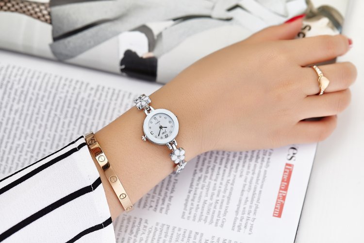 Fashion women's watchNew Korean Bracelet Steel Watch Women's Fashion Student Bracelet Ins Style Watch Women's Fashion Quartz Watch