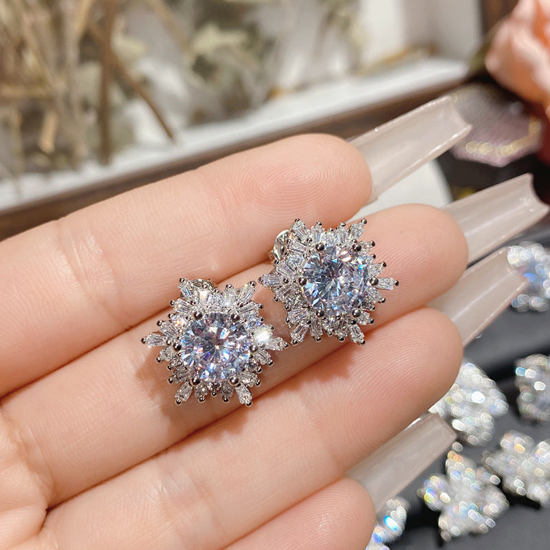 山茶直播货源热卖仿莫桑钻耳钉 镀18K金波光粼粼玫瑰花朵女神耳饰