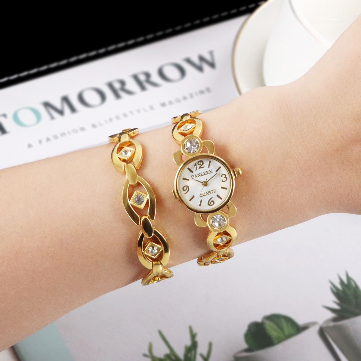 Fashion women's watch Cross-Border Foreign Trade Fashion Diamond Women's Watch All-Match Rhinestone Fashion Quartz Bracelet Watch Hot Sale Wholesale 2382
