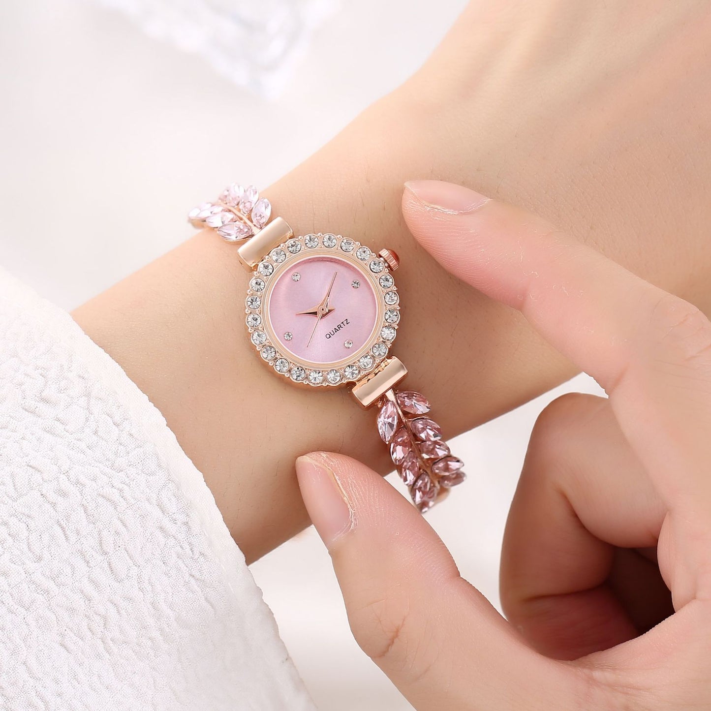 Fashion women's watch2023 New Wholesale Korean Fashion Green Leaf Diamond round Women's Watch Free Adjustment Bracelet Women's Watch