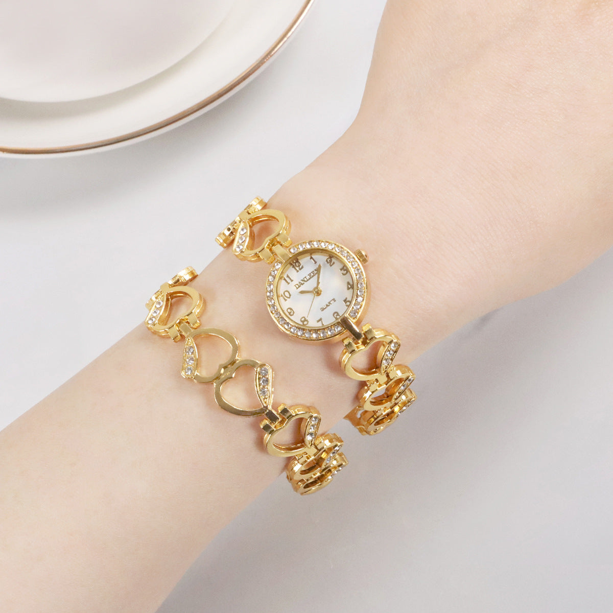 Fashion women's watch Cross-Border Hot Fashion Diamond Women's Watch All-Match Rhinestone Fashion Quartz Bracelet Watch Foreign Trade Wholesale 2330