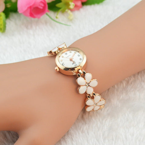 Women's fashion watch 时尚简约小巧女士四叶草手表 跨境外贸爆款镶钻手链石英表代发