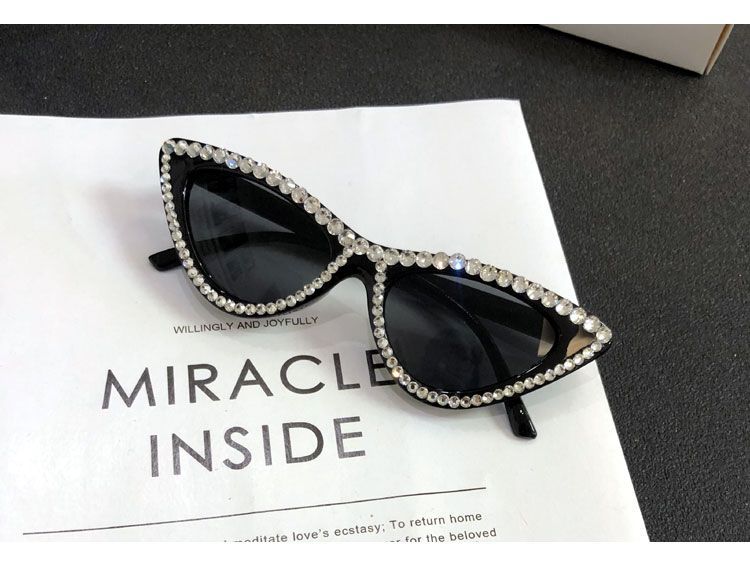 Women's fashion glasses 纯手工镶钻墨镜女蹦迪个性三角嘻哈猫眼镜韩版社会男潮拍照太阳镜