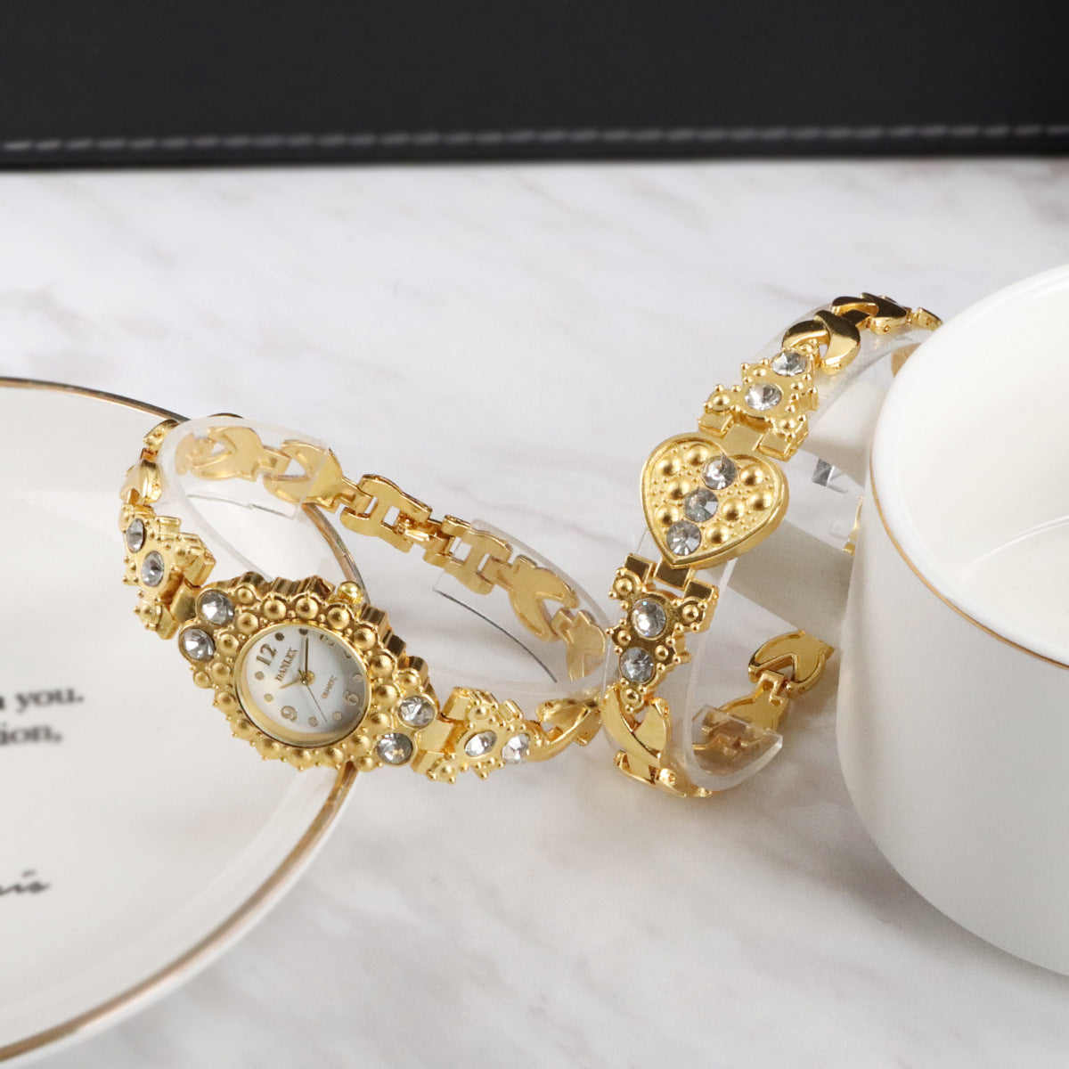 Fashion women's watchHot Selling Fashion Bracelet Women's Watch Cross-Border Diamond-Embedded Fashion Trend Quartz Watch Foreign Trade One Wholesale 2774