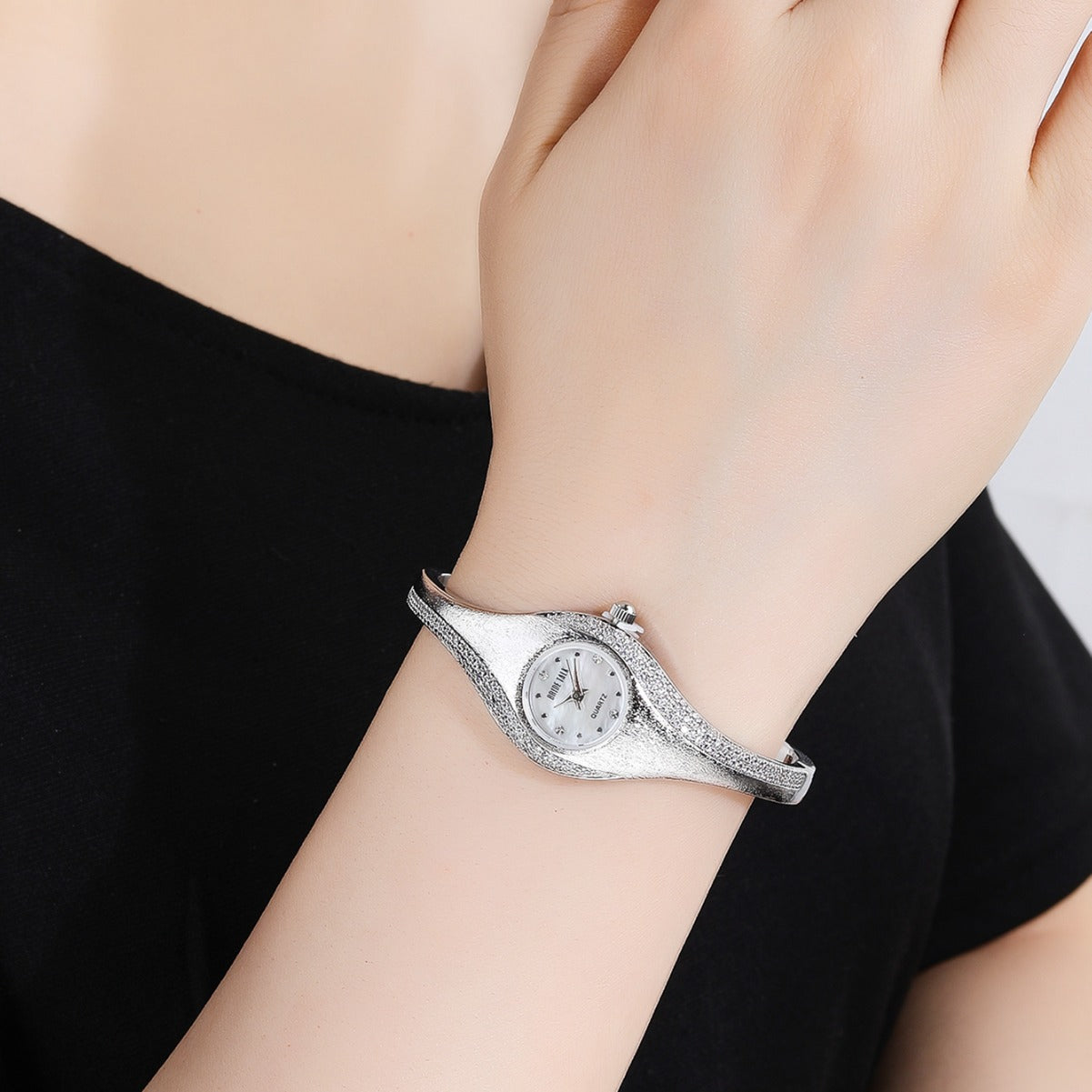 Fashion women's watchWedding Unique Design Oval Dial Small Gem Embellished Fashion Temperamental Minority Women's Watch European and American Wristwatch