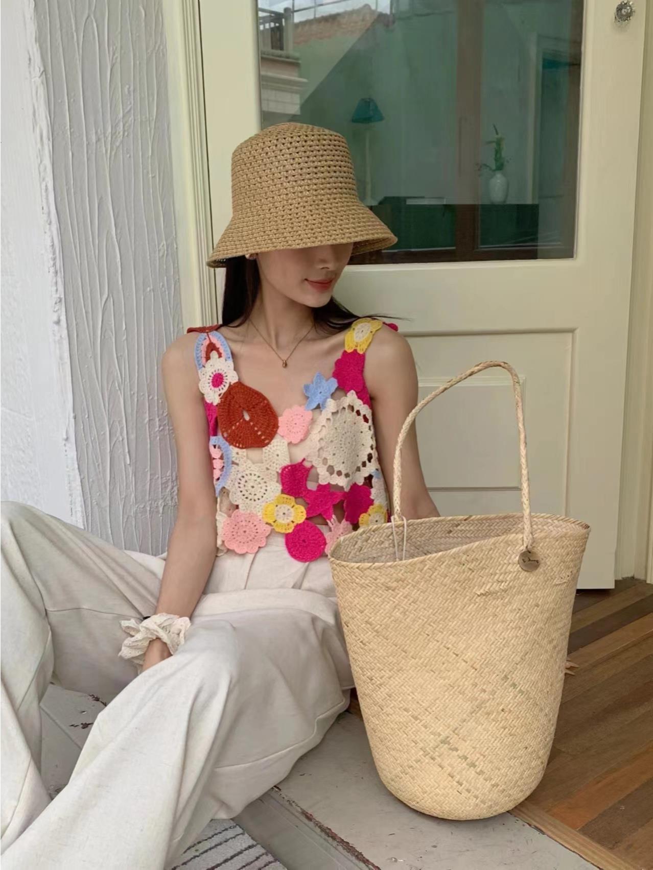 Dopamine tops Free shipping Tattoo Dopamine wears a sling vest 2024 new summer outer wear hollow crochet short top