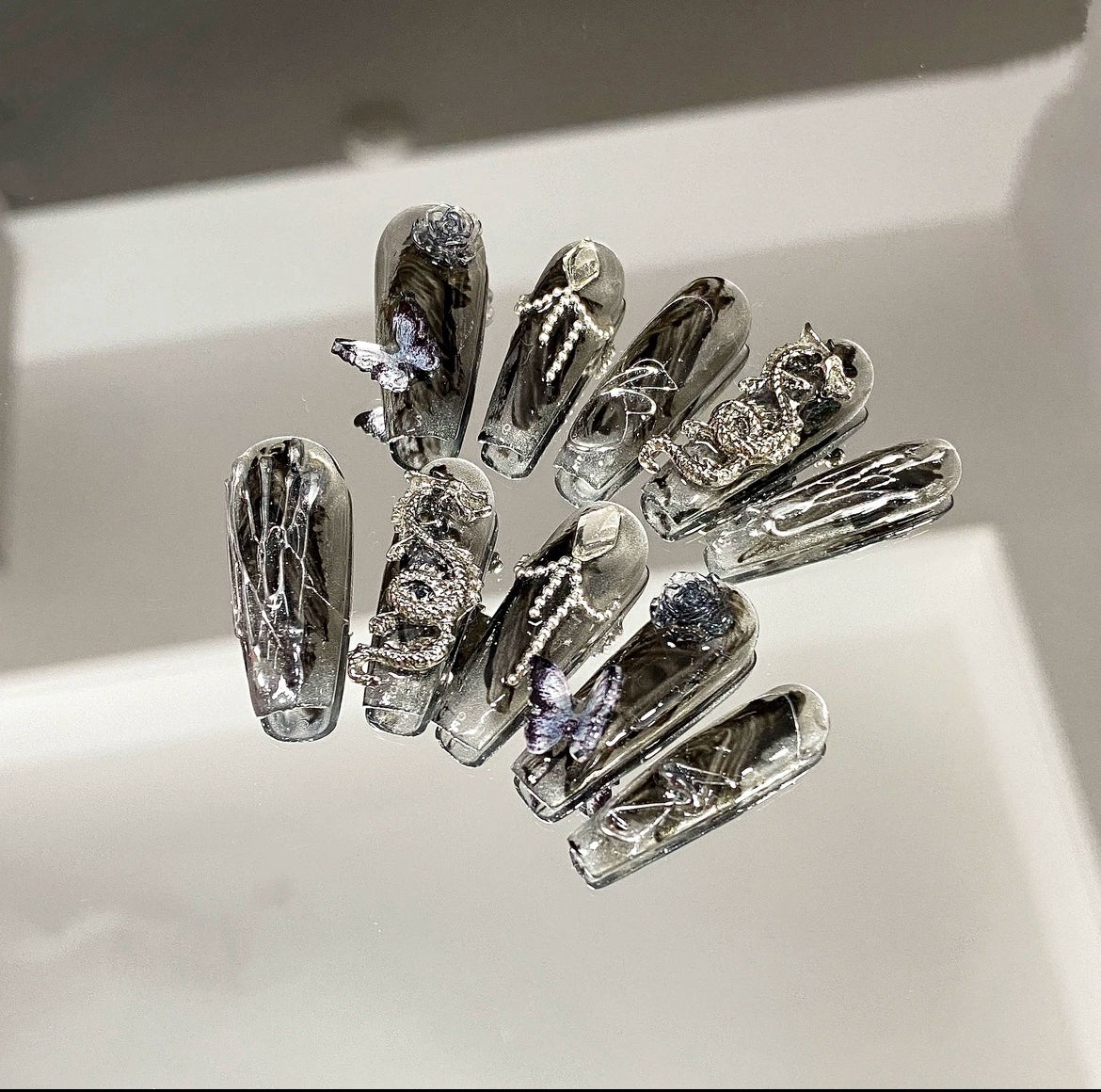 (Hand make nail) [Qingcheng] Wearing armour, finished product, dark heavy industry, long ladder, cool girl, customized black steel ball, butterfly, the Year of the Loong