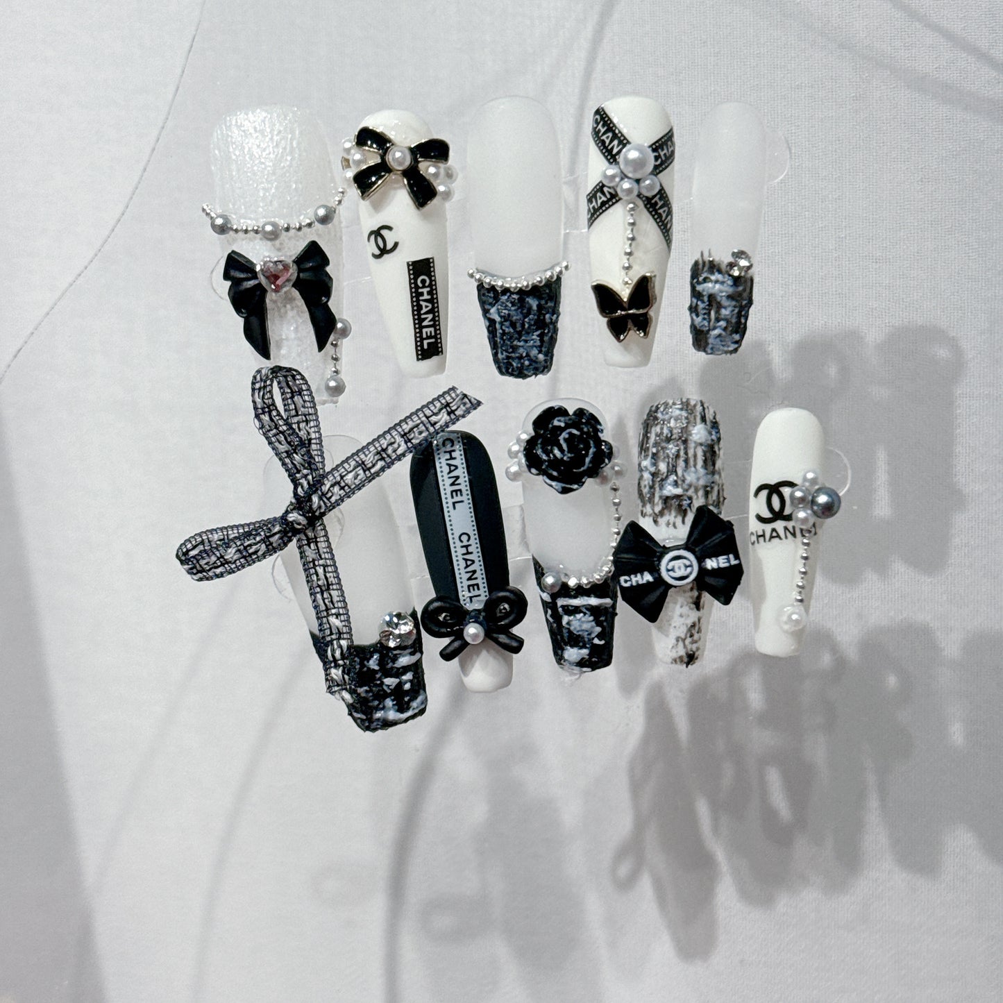 Autumn and Winter Wear Armor Black and White Hepburn Advanced Sense Classic Style Detachable Fake Nails Nail Stickers