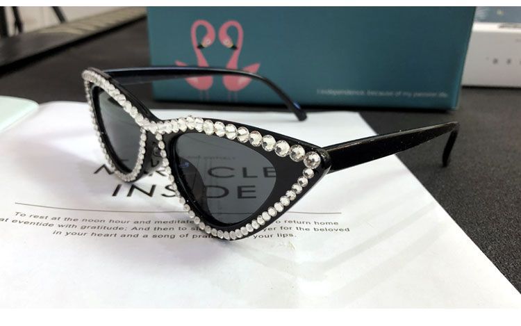 Women's fashion glasses 纯手工镶钻墨镜女蹦迪个性三角嘻哈猫眼镜韩版社会男潮拍照太阳镜