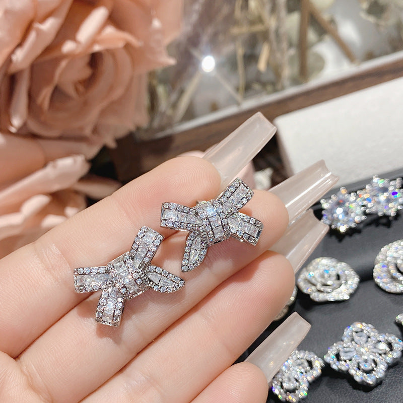 山茶直播货源热卖仿莫桑钻耳钉 镀18K金波光粼粼玫瑰花朵女神耳饰