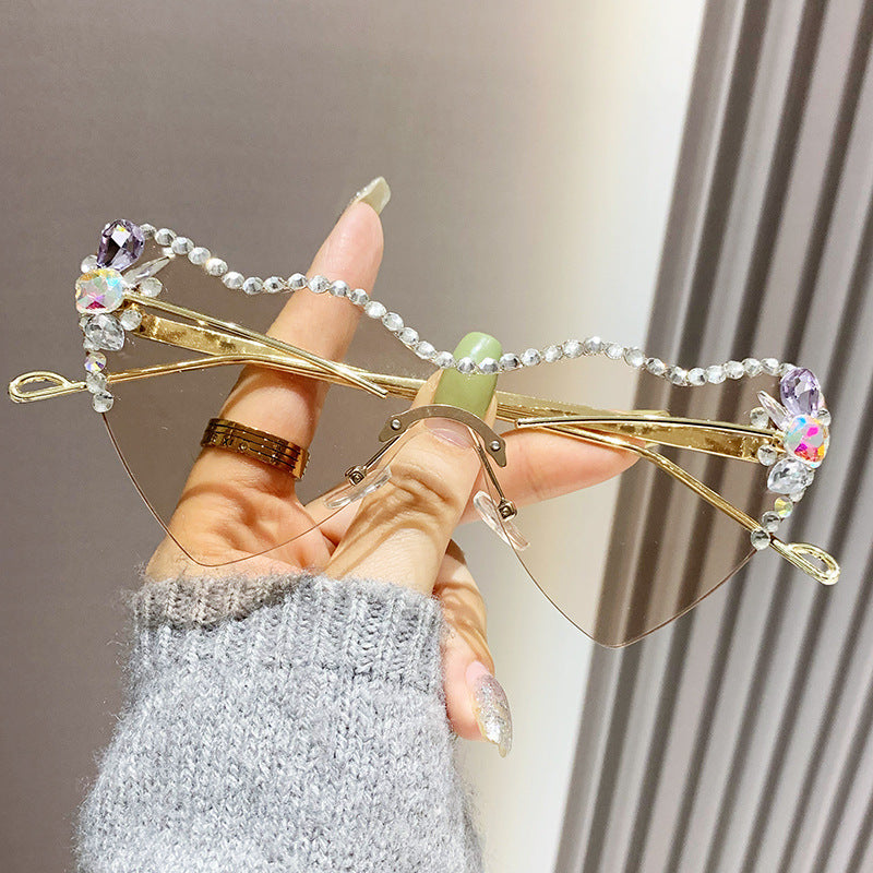 Women's fashion glasses 跨境新款爱心连体镜片无框镶钻猫眼太阳镜时尚女士墨镜桃心渐变色