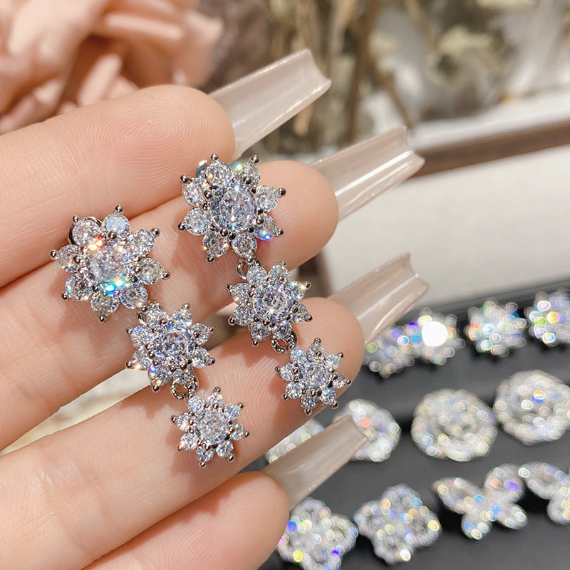 山茶直播货源热卖仿莫桑钻耳钉 镀18K金波光粼粼玫瑰花朵女神耳饰