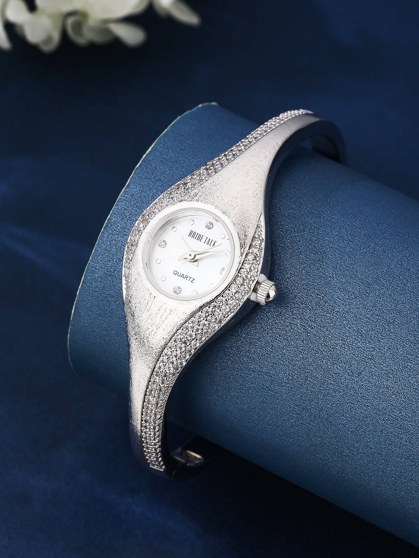 Fashion women's watchWedding Unique Design Oval Dial Small Gem Embellished Fashion Temperamental Minority Women's Watch European and American Wristwatch