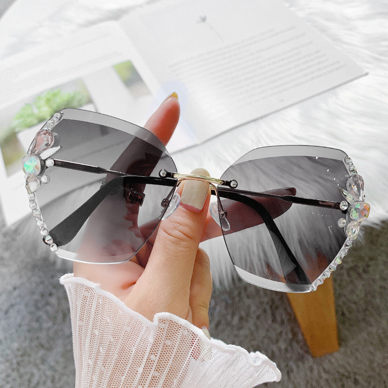 Women's fashion glasses 定制加工跨境无框多边形镶钻花朵太阳镜女圆脸大脸 不规则墨镜女