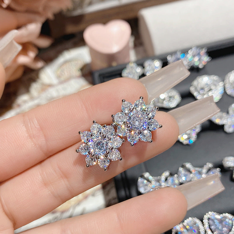 山茶直播货源热卖仿莫桑钻耳钉 镀18K金波光粼粼玫瑰花朵女神耳饰