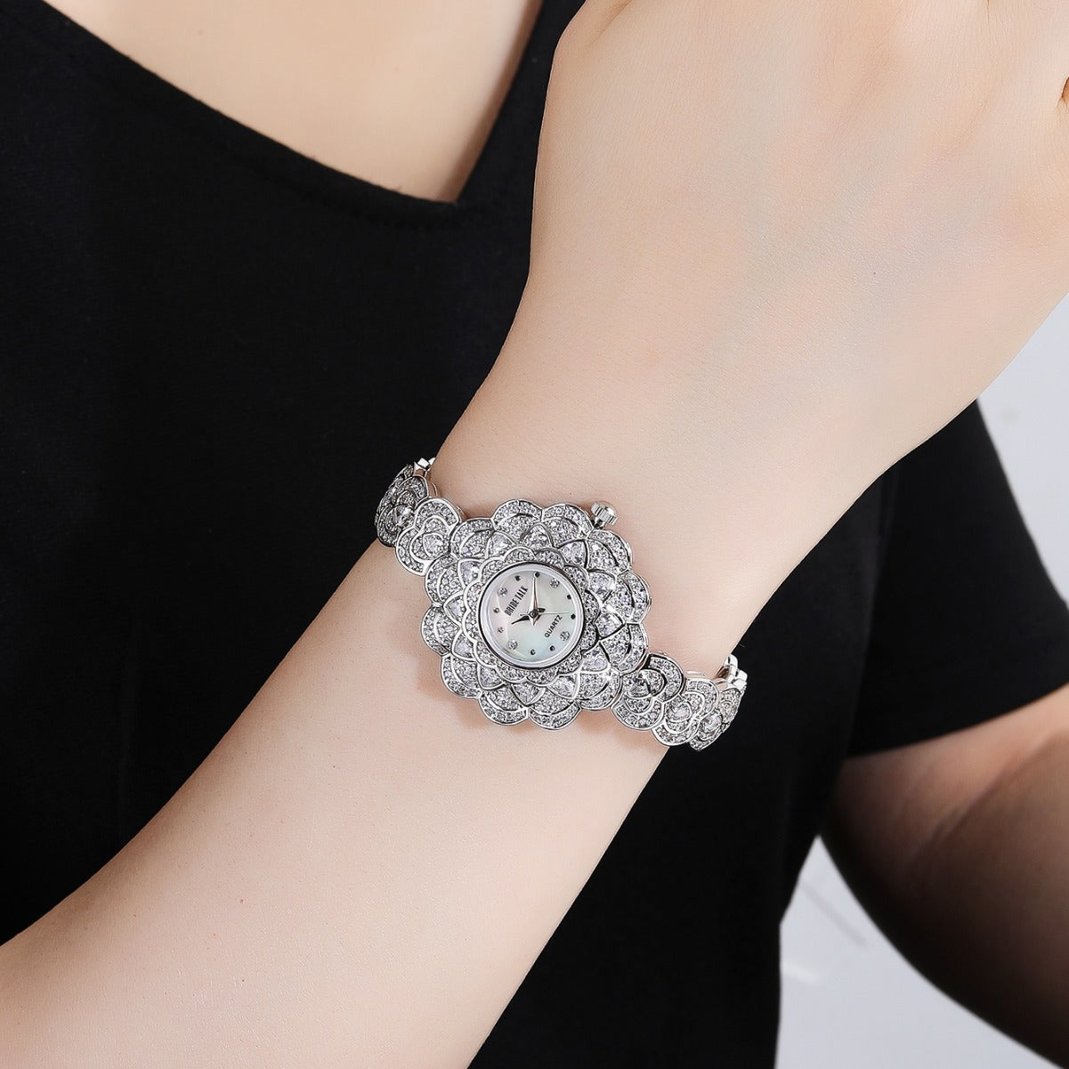 Fashion women's watchWedding Original Light Luxury Starry Flower Fashion Special-Interest Flower-Shaped Elegant Socialite Bracelet Watch Ladies Full Diamond