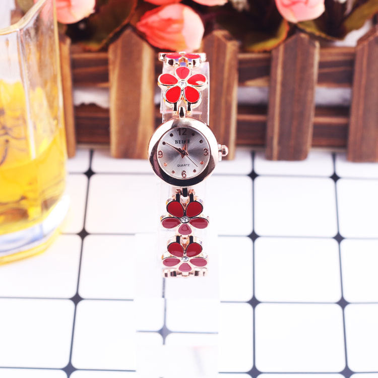 Women's fashion watch 时尚简约小巧女士四叶草手表 跨境外贸爆款镶钻手链石英表代发