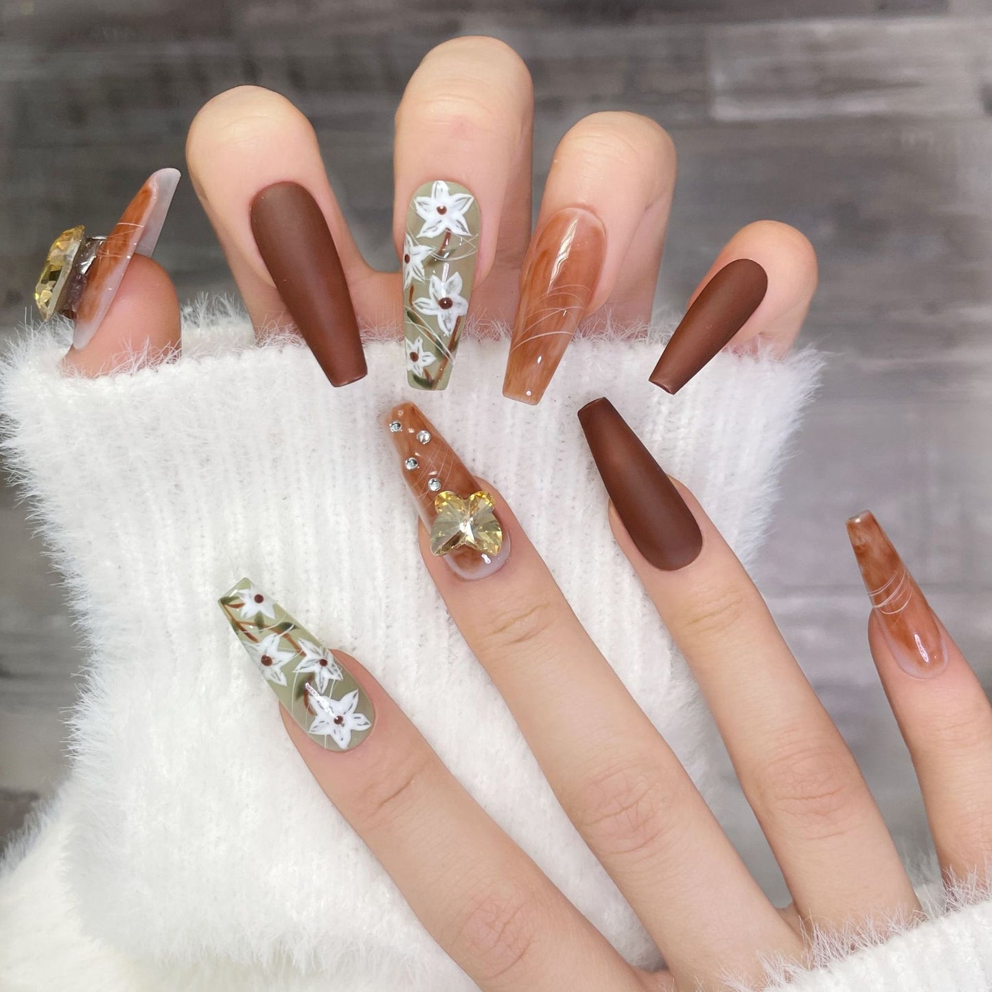 (Hand-made) Maillard Coffee Vintage Flash Diamond Nail Nail Wear (reusable)