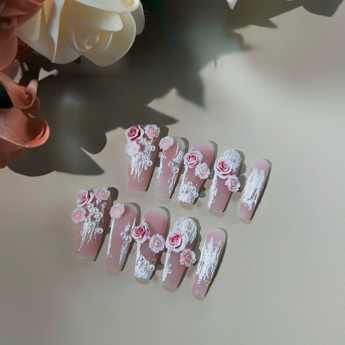 (Hand-made nail) Hand-wearing a high-grade sense of carving in a heavy industry, a small group of gentle and white girls' powder, and a lovely detachable nail ladder.