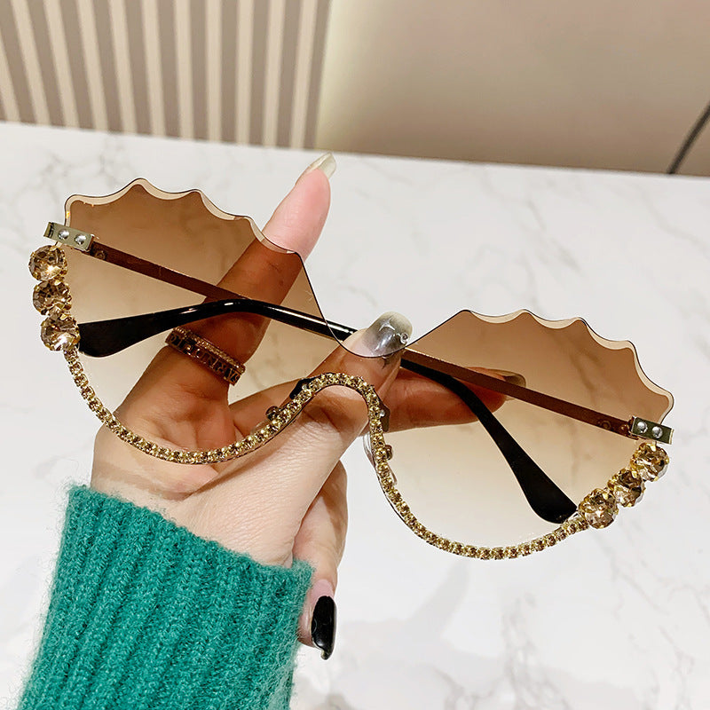 Women's fashion glasses 欧美镶钻大框架跨境水钻墨镜女异形波浪切边眼镜防晒显瘦太阳镜