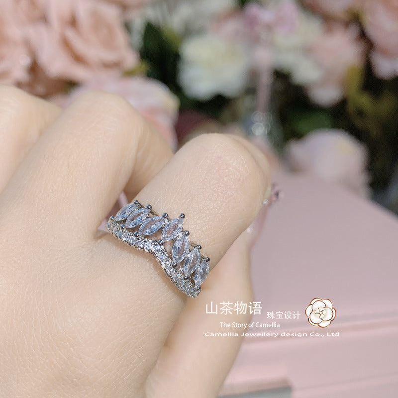 配饰戒指Camellia时尚Tiktok精选戒指女 镀金V型皇冠仿真锆钻百搭小众排戒