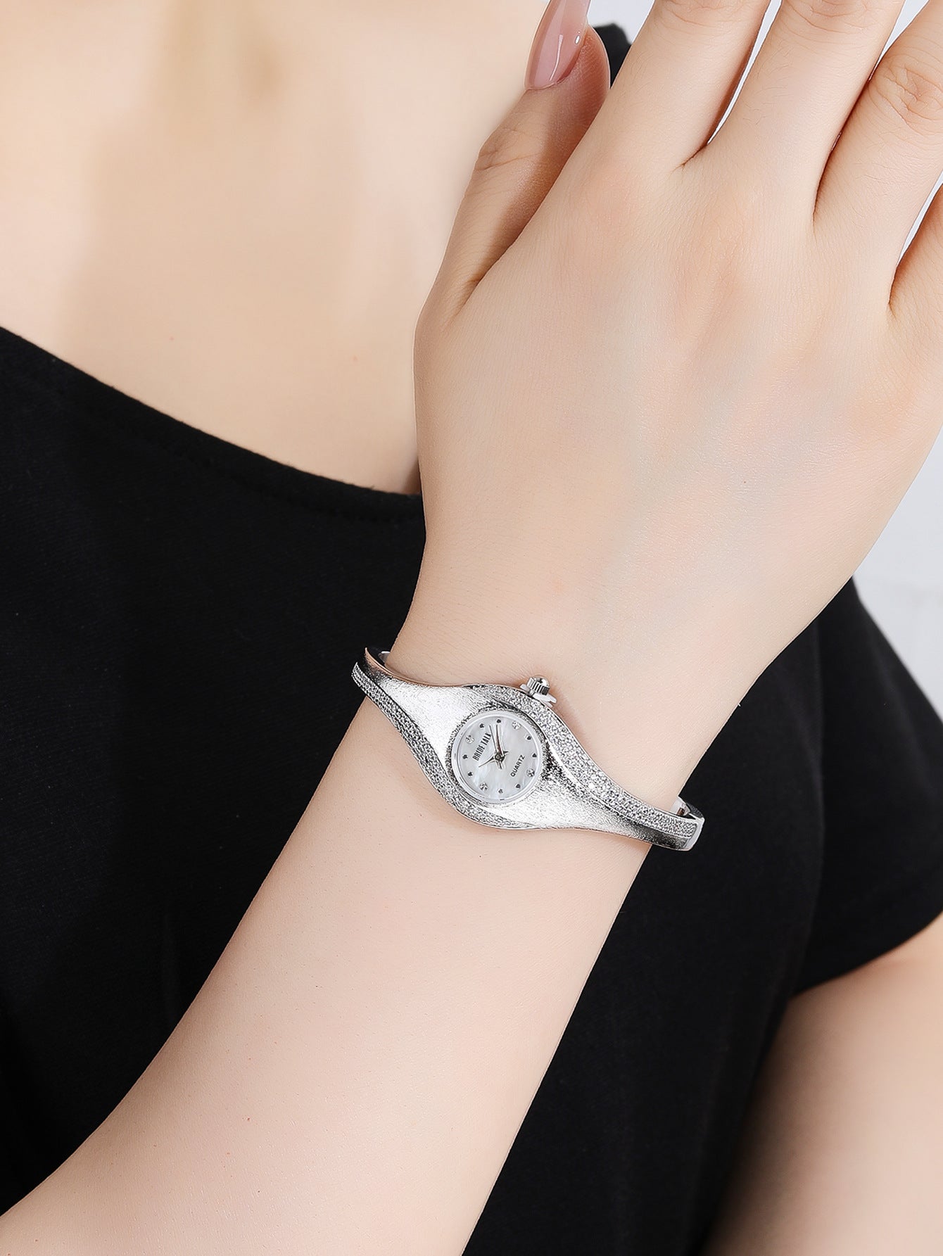 Fashion women's watchWedding Unique Design Oval Dial Small Gem Embellished Fashion Temperamental Minority Women's Watch European and American Wristwatch