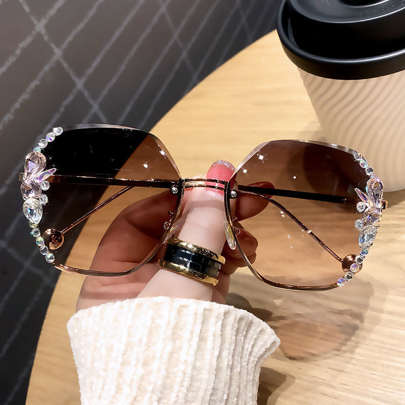 Women's fashion glasses 2023新款跨境时尚水钻墨镜女显瘦太阳镜潮款防晒防紫外线韩版眼镜