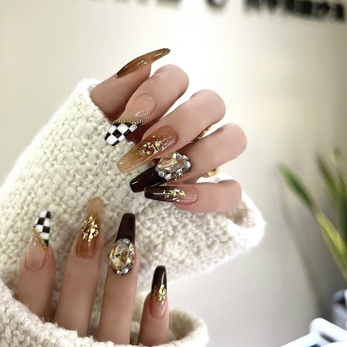 (reusable nail)[Amber Autumn Tea] Wearing armor, high-end niche chain, hand drawn chessboard pattern, pearl whitening, fake armor piece, medium length style