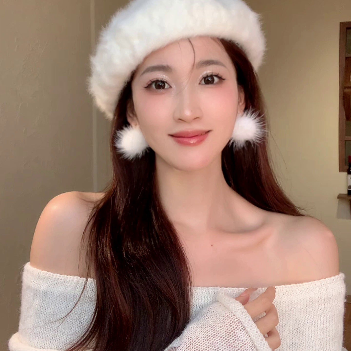 银针秋冬白色毛绒球球耳环小众设计温柔气质耳钉女高级感耳饰批发