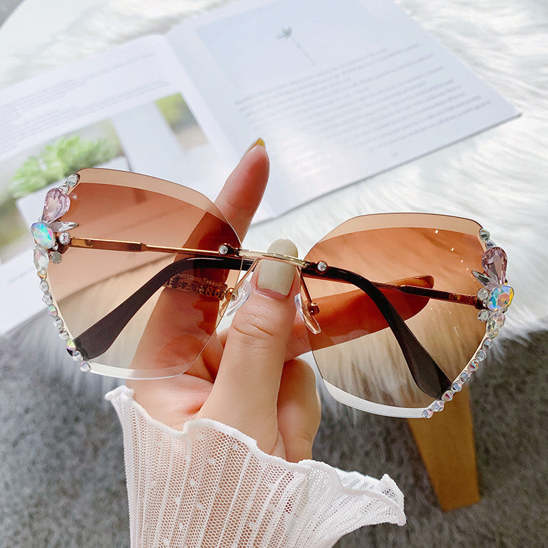 Women's fashion glasses 定制加工跨境无框多边形镶钻花朵太阳镜女圆脸大脸 不规则墨镜女