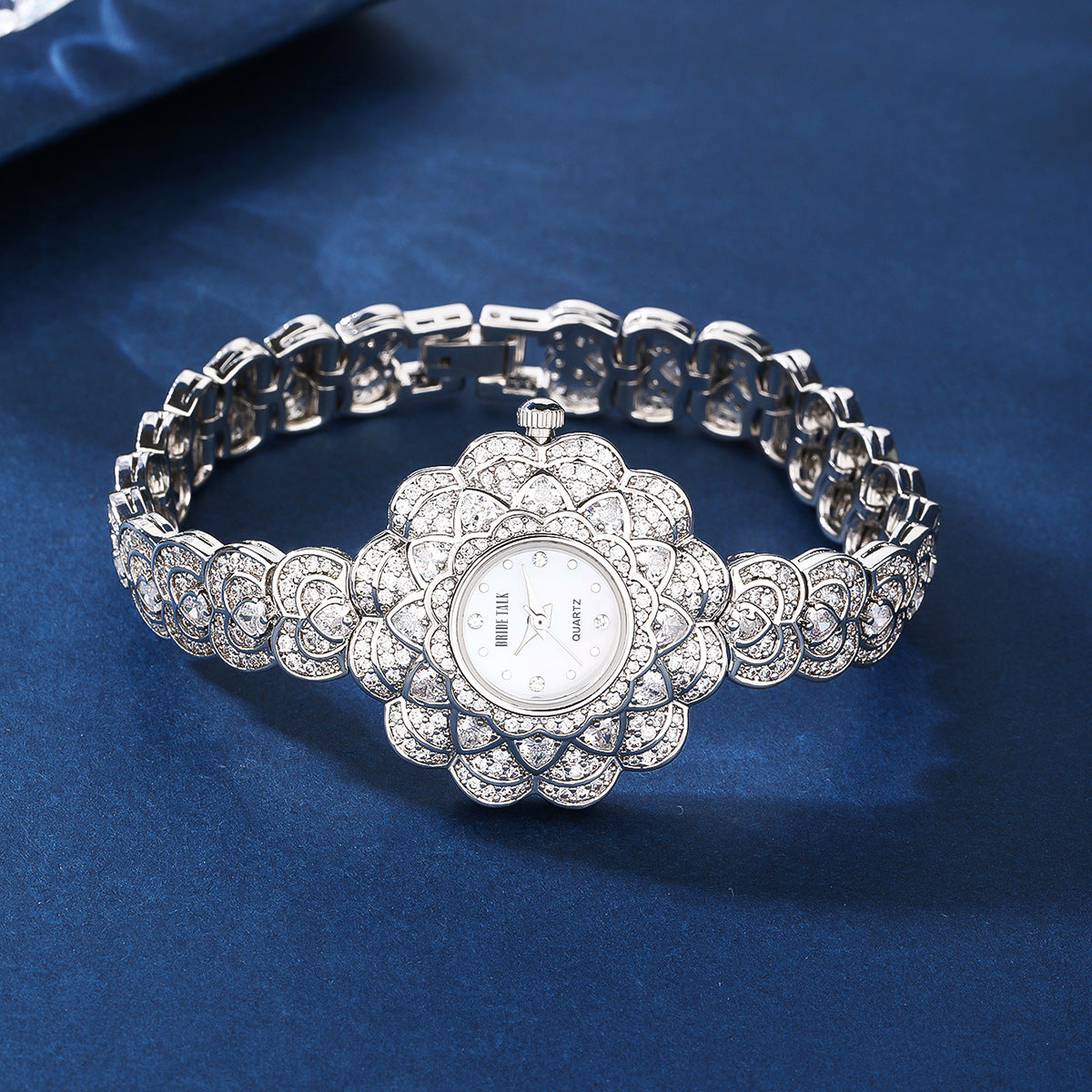 Fashion women's watchWedding Original Light Luxury Starry Flower Fashion Special-Interest Flower-Shaped Elegant Socialite Bracelet Watch Ladies Full Diamond
