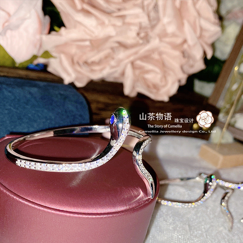 Camellia轻奢小众仿斯里兰卡蓝宝石蛇美人手镯古风气质蓝刚玉手环