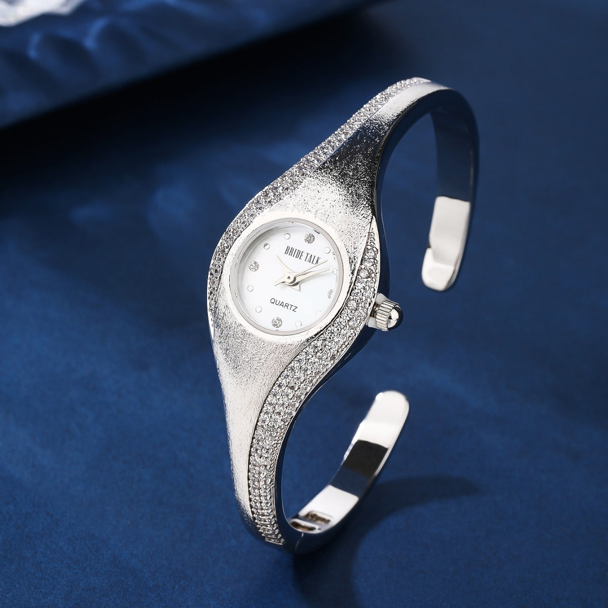 Fashion women's watchWedding Unique Design Oval Dial Small Gem Embellished Fashion Temperamental Minority Women's Watch European and American Wristwatch