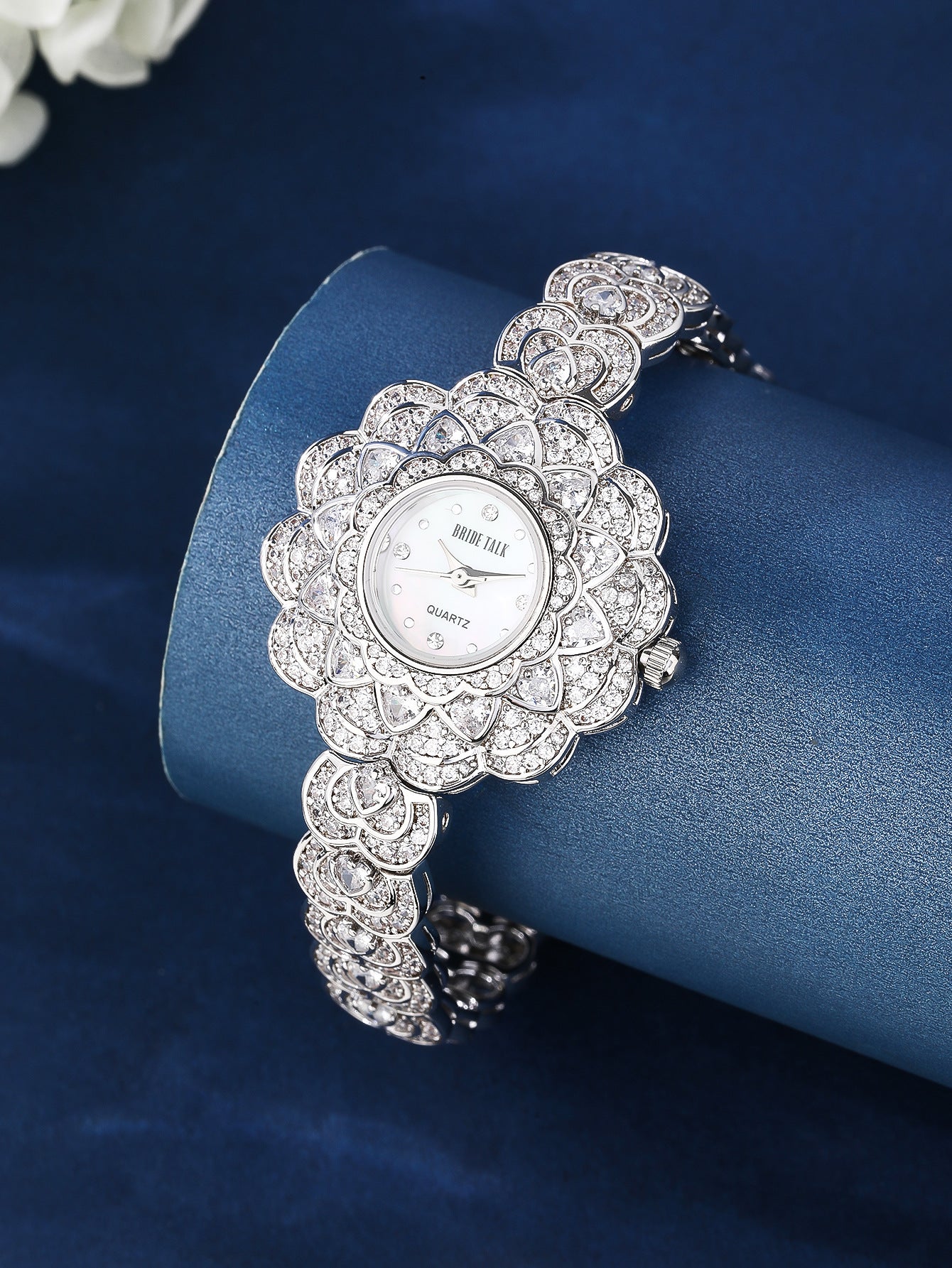 Fashion women's watchWedding Original Light Luxury Starry Flower Fashion Special-Interest Flower-Shaped Elegant Socialite Bracelet Watch Ladies Full Diamond