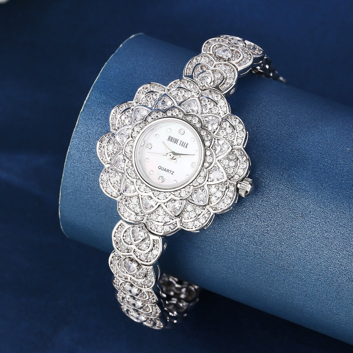Fashion women's watchWedding Original Light Luxury Starry Flower Fashion Special-Interest Flower-Shaped Elegant Socialite Bracelet Watch Ladies Full Diamond