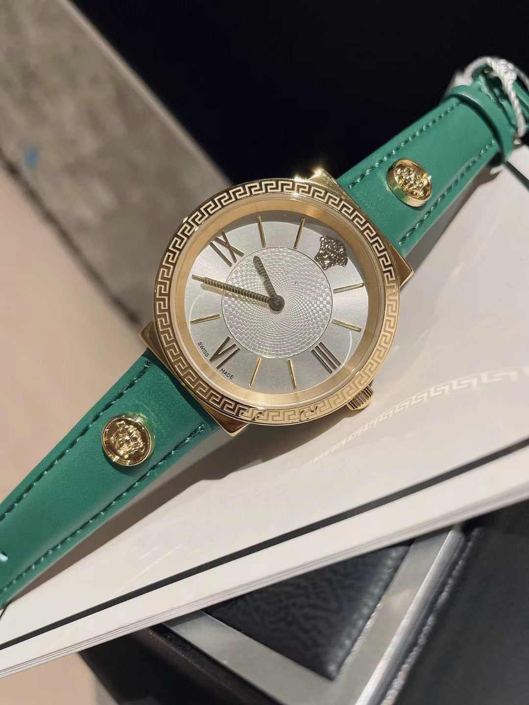 Fashion women's watchMedusa Beauty Head Quartz Watch Women's Watch Small Green Fashion Trend Foreign Trade Women's Internet Celebrity Live Wholesale Watch Women