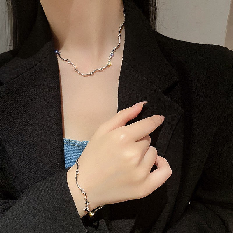 钛钢轻奢黑色爱心吊坠项链批发辣妹高级感小众设计毛衣链个性项饰