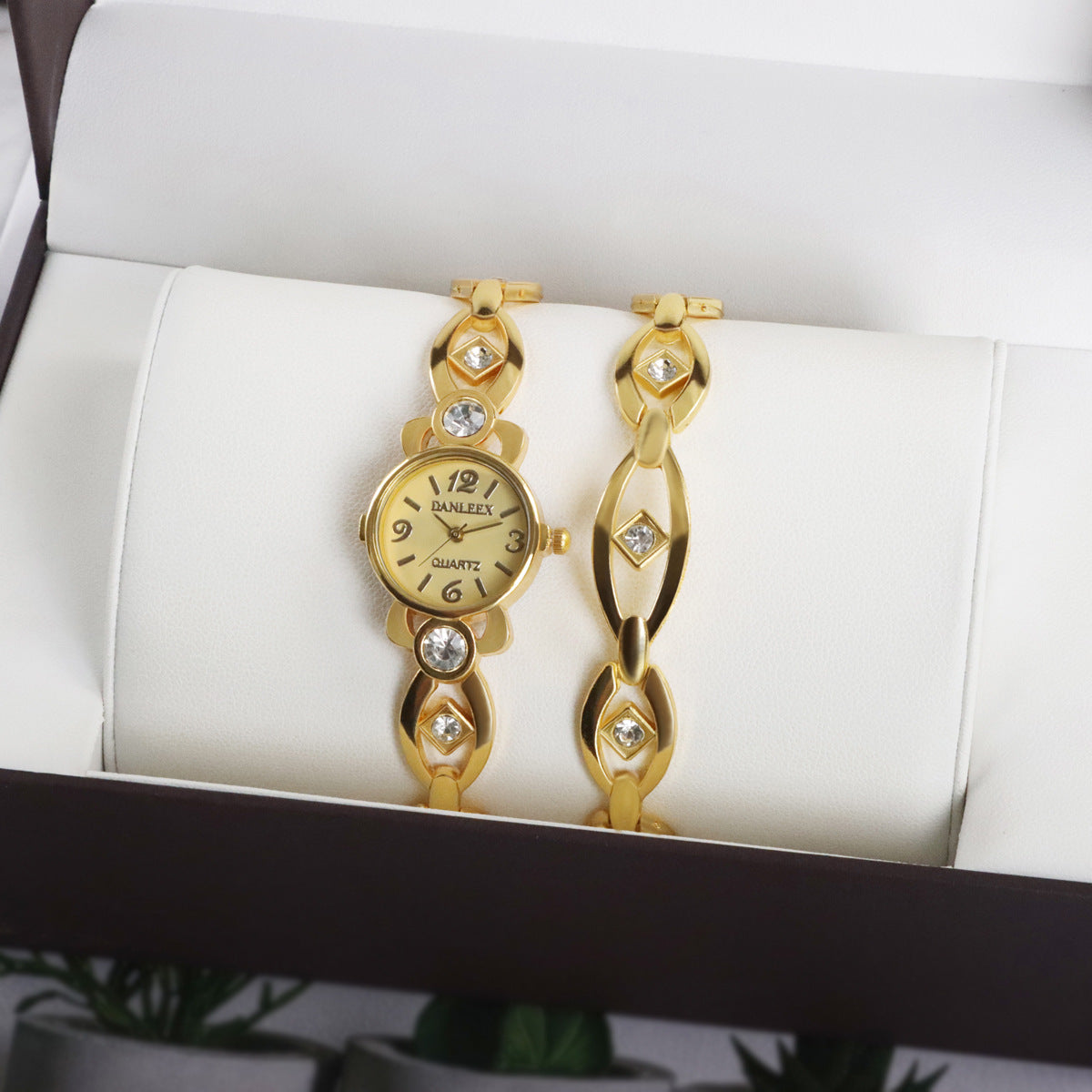 Fashion women's watch Cross-Border Foreign Trade Fashion Diamond Women's Watch All-Match Rhinestone Fashion Quartz Bracelet Watch Hot Sale Wholesale 2382