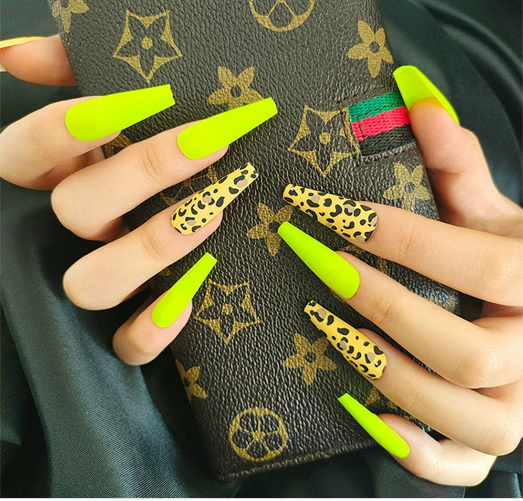 (Hand-made nail) Spice girl Europe and America, dark and long manicure nail, ballet nail, flat head, white, fake nails, wearing beautiful patch, finished product.