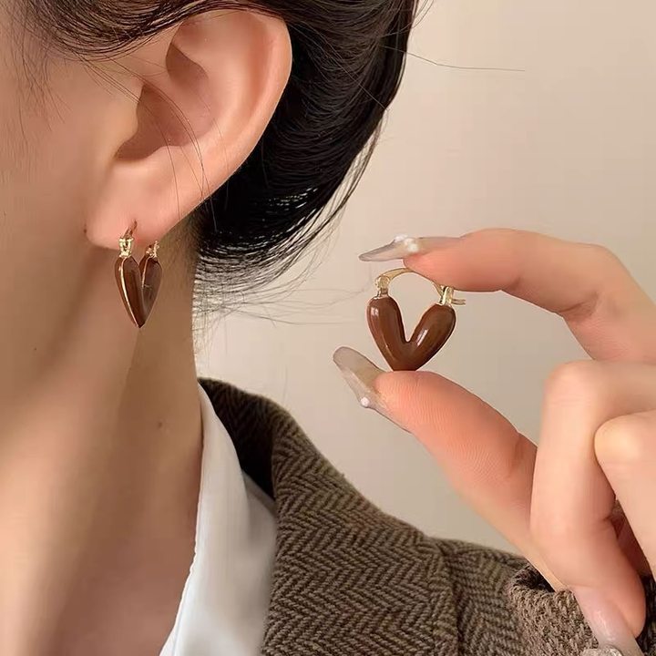 美拉德咖色银针爱心耳环2023秋冬新款耳钉甜美百搭高级感耳饰批发