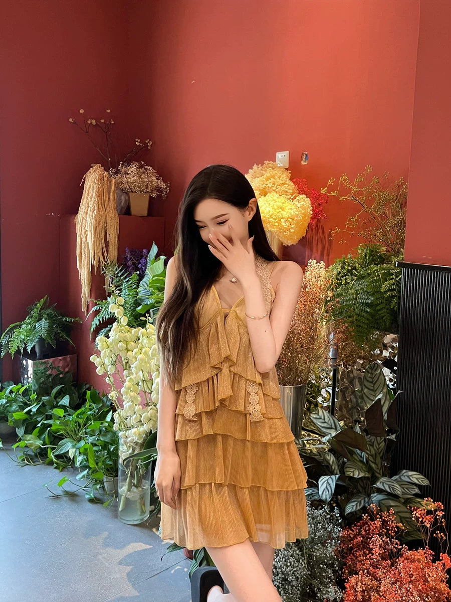 Fashion women's wear Pleated Lace Sexy V-neck Beach Dress with Suspenders Vacation Style Beautiful Seaside Dress Atmosphere Cake Skirt