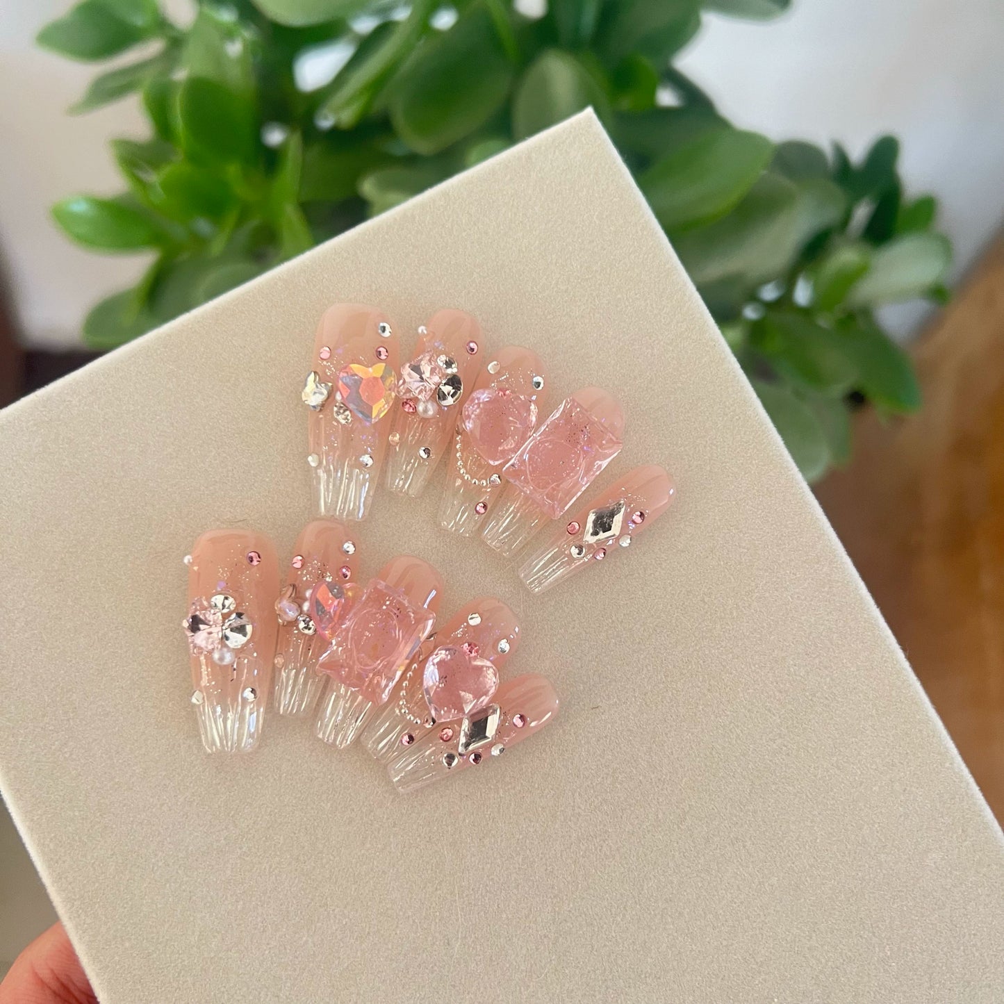 (Hand-made nail) Hand-worn nail polish powder is clean, white, explosive, bright, sweet, tender, high-grade and detachable phototherapy crystal sugar diamond.