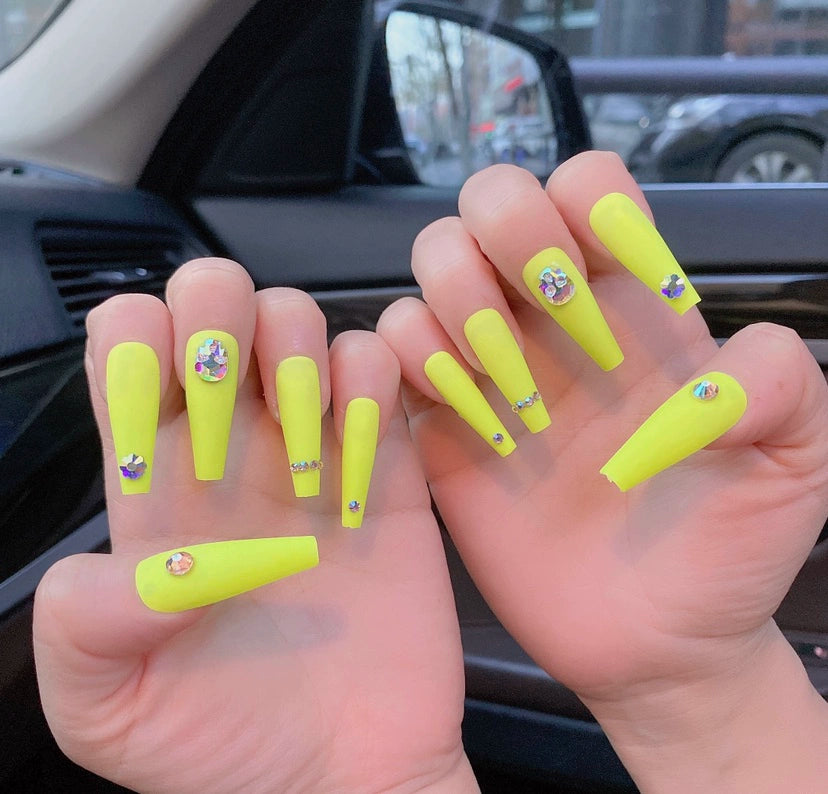 (Hand-made nail) Spice girl Europe and America, dark and long manicure nail, ballet nail, flat head, white, fake nails, wearing beautiful patch, finished product.